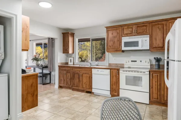 508fdee7-7650-4c98-9bc9-ac00e4b4f582 Kitchen of airbnb Banff with Mountain View