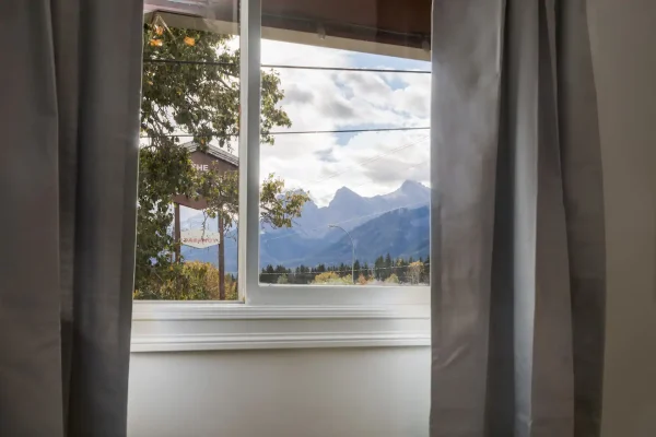 52cd5635-c8c6-4f41-811b-3dc9cbead8a4 Living room airbnb Banff with Mountain View