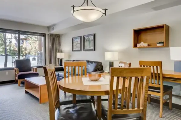c77babec-aceb-49f4-bc0d-b65b9b9b0ef4 dining of airbnb